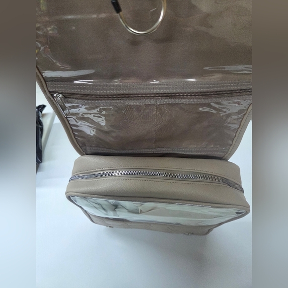 Adrienne Vittadini Hanging Organizer / Cosmetic Case NWT - Picture 3 of 7